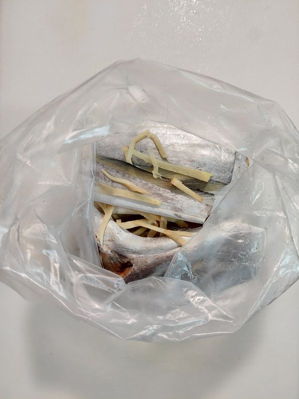 處理乾淨的帶魚擦乾水分，加入薑絲醃漬一晚