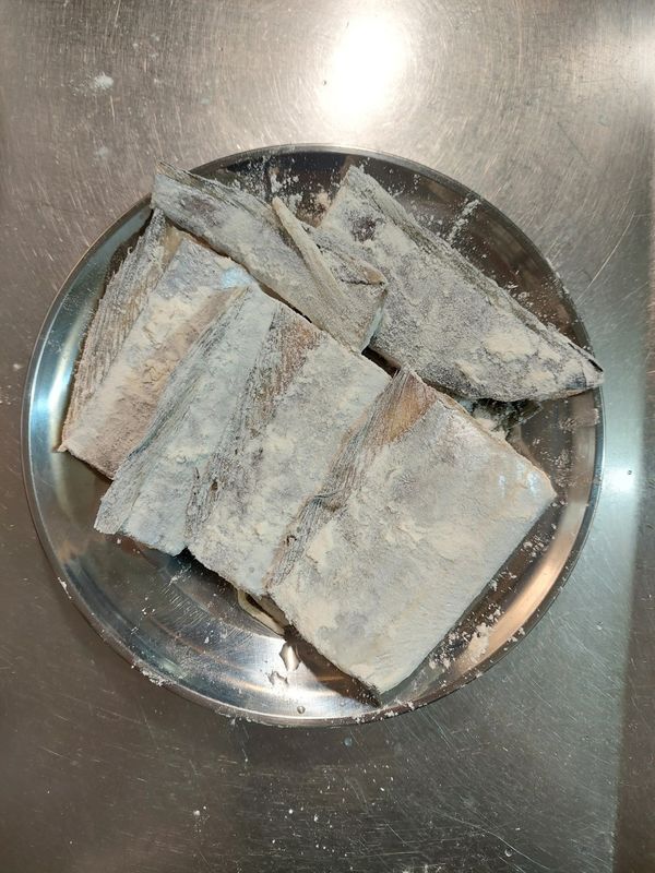 B.挑除薑絲、擦乾水分，裹上麵粉