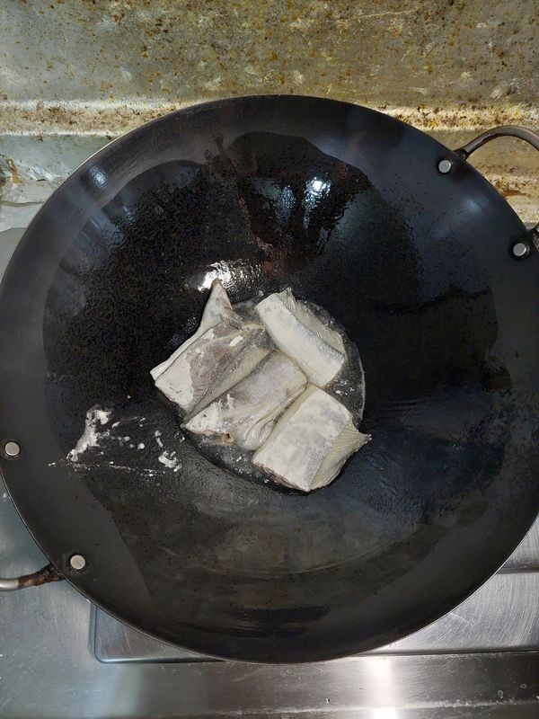 熱鍋冷油，放入帶魚