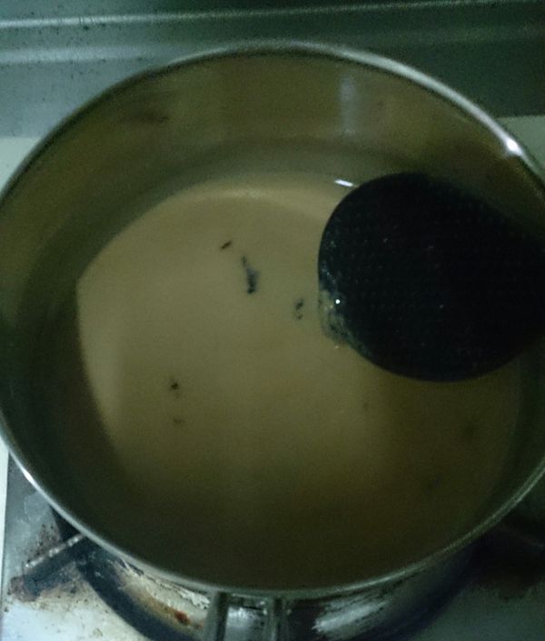 煮到開始有像照片中類似"懸浮物"的東西時,
就是開始在凝結了~
要握好把手,繼續努力攪拌唷!