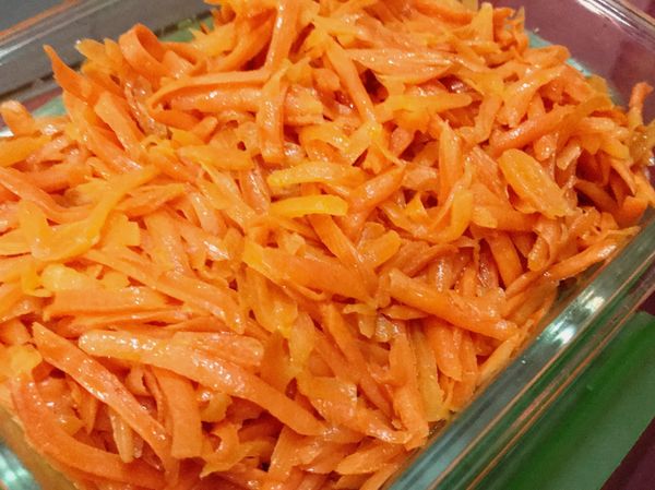 炒至油脂顯現橘紅色，紅蘿蔔消水，加入糖及鹽巴略翻炒即可