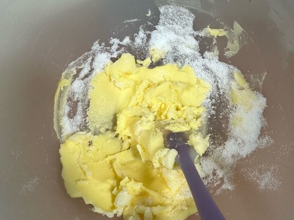 無鹽牛油放室溫到軟化，
加糖粉攪拌到無顆粒