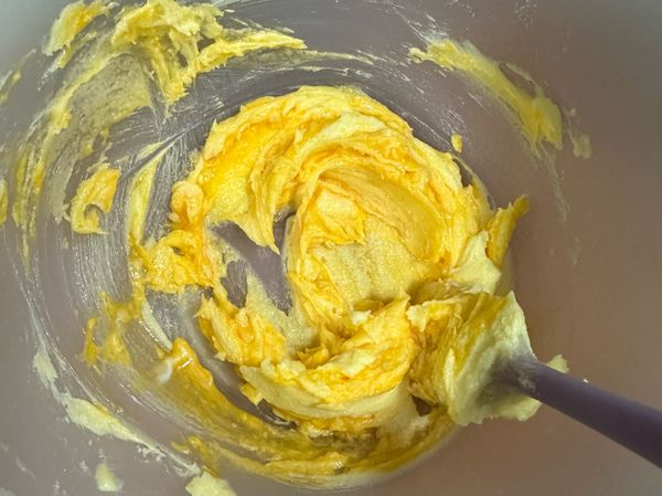加進蛋黃攪拌到無顆粒