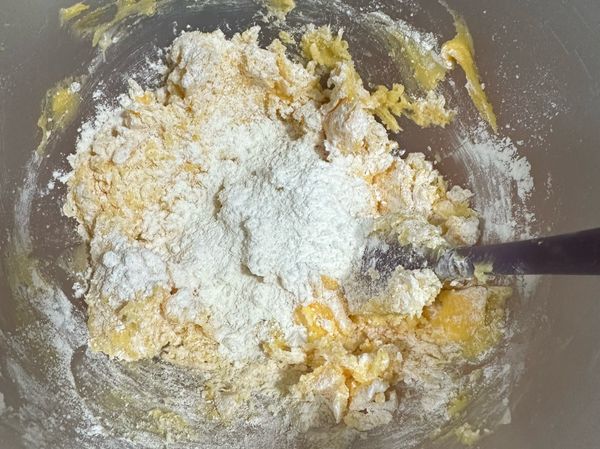 低筋麵粉分3次加進
盡量用括混合到無顆粒