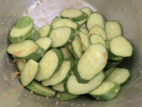 小黃瓜斜刀切薄片，加入味噌、味霖、糖，均勻搓揉入袋，進冰箱靜置。