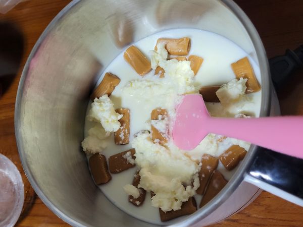 小火加熱牛奶糖及鮮奶鮮奶油混合液，
期間隨時攪拌以免鍋底燒焦。