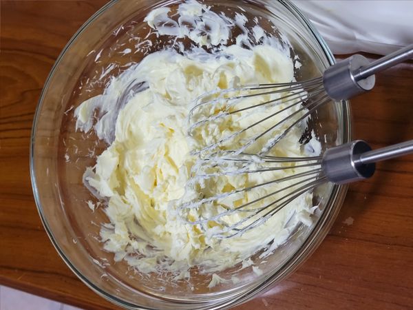 用打蛋器打散軟化好的奶油乳酪。
此時可以開始預熱烤箱上下火170度。