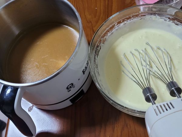 步驟6完成後如圖右方。
倒入牛奶糖鮮奶油混合液一樣攪拌均勻。