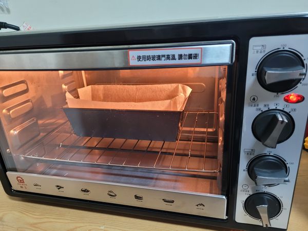 放進預熱好的烤箱，170度烤30分鐘，
調頭並升溫至190度再烤10分鐘至表面上色。