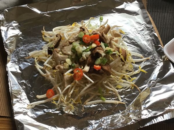 ❶準備一張鋁箔紙，先放豆芽菜，再放香菇