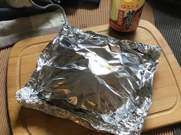 ❹平底鍋或烤盤，抹一層油，放入鋁箔肉包，中小火烘烤20分鐘即可