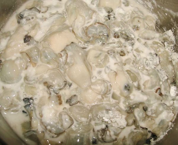 將鮮蚵加入地瓜粉抓勻備用....