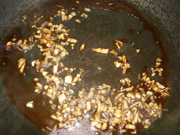 熱鍋倒油，先爆香蒜末、薑末，再加入[調味料]炒勻即可...