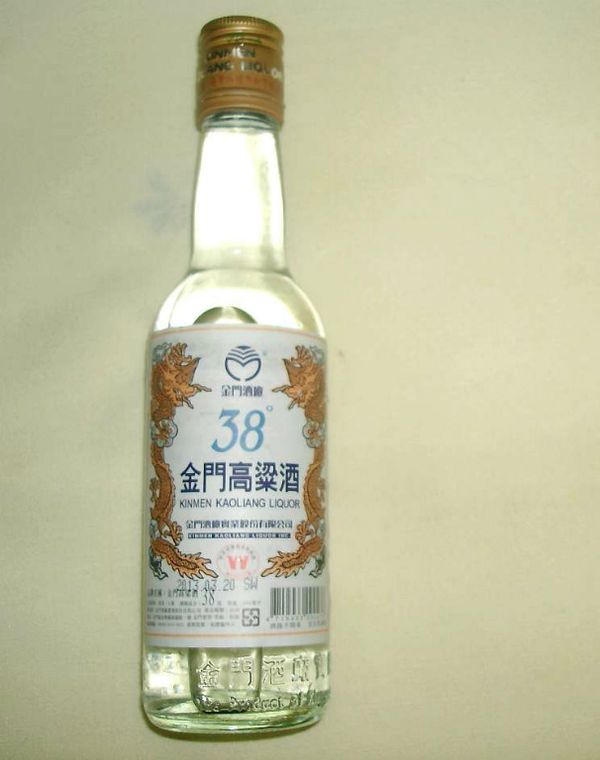 金門高粱酒一甲子以來，以清澈透明、質地純淨、芳香甘醇，獨獲行家的青睞，一路走來獨領風騷，在『中國白酒』中，一支獨秀、聞名於世~