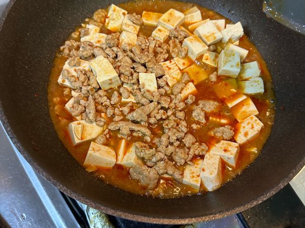 放入豆腐，蓋上鍋蓋讓豆腐入味