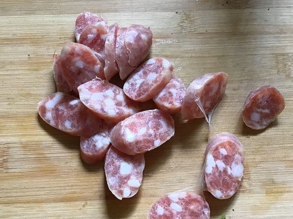 ❶絲瓜滾刀切塊
❷香腸切片