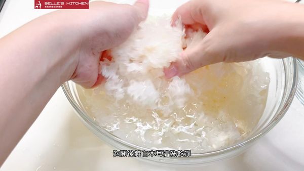 泡開後清洗乾淨並撕成小朵
After soaking, wash and tear into small florets