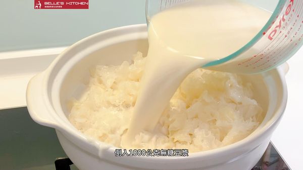 倒入無糖豆漿，開火煮滾
Pour in sugar-free soy milk and bring to boil