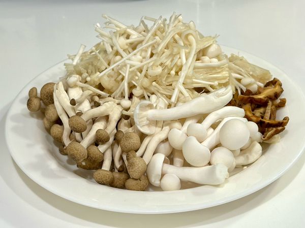 金針菇切除根部，切小段。
鴻喜菇跟雪白菇切除根部，撥小塊。
乾香菇泡軟後，切絲。