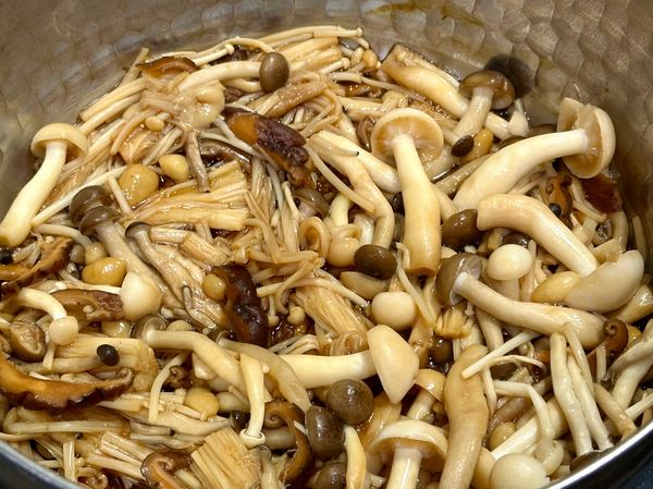 將步驟(1)的雜菌放入小鍋中，加入醬油跟米酒，加蓋小火燜煮5分鐘。