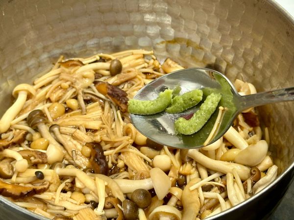 熄火，加入適量的山葵醬WASABI，攪拌均勻。
(註) 請依個人喜好調整山葵醬的用量。