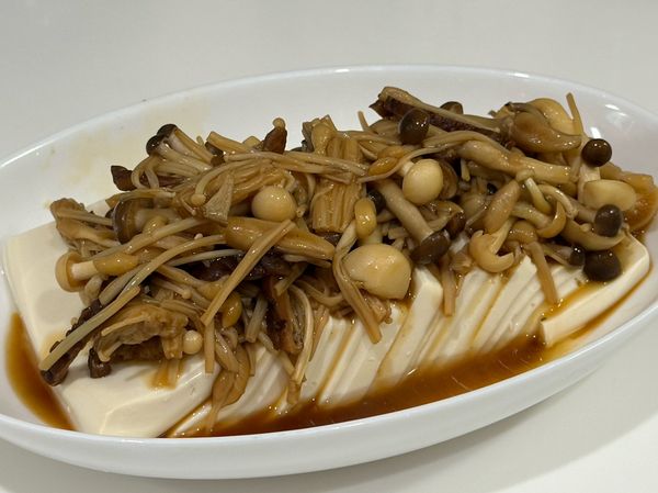 將步驟(4)的雜菌醬鋪在豆腐上即可。