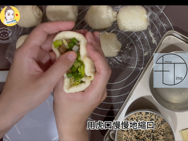 包入45克左右的肉餡及一大匙的蔥花