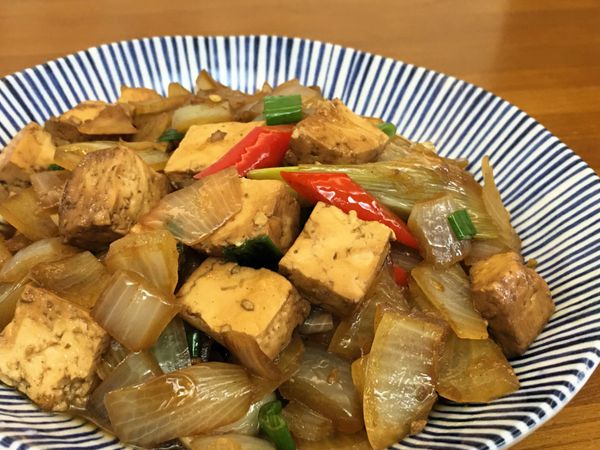 超下飯的洋蔥燒豆腐就完成囉！