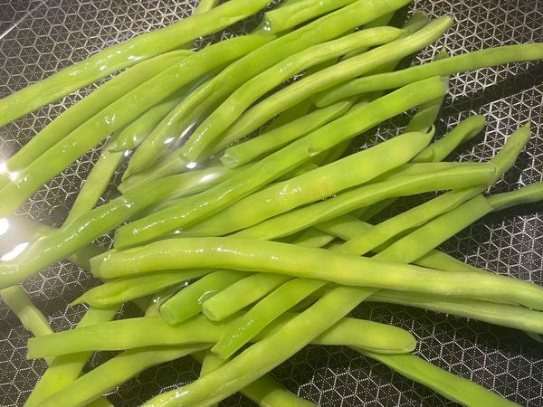 四季豆去頭尾絲ㄧ下，滾水燙3分鐘，冷水沖泡到降溫；