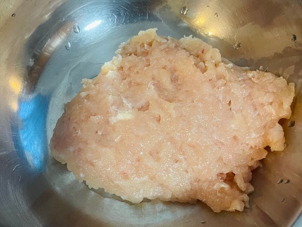 雞胸肉切小塊，不要切過細喔～