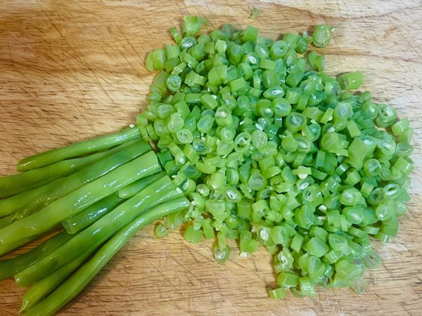 四季豆切細圈；