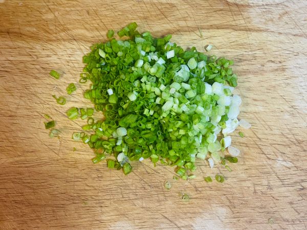 蔥洗淨瀝乾切蔥花；