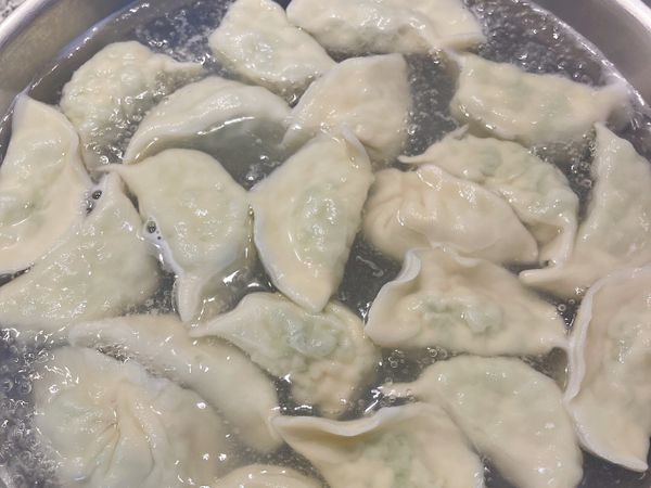 煮滾ㄧ鍋水，放入水餃煮到大滾，加1杯冷水，第二次水滾時即可撈起來享用。
