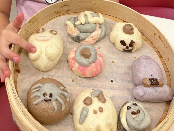 將除了色粉色筆之外的所有材料，攪拌揉捏至光滑且不沾鍋具及手