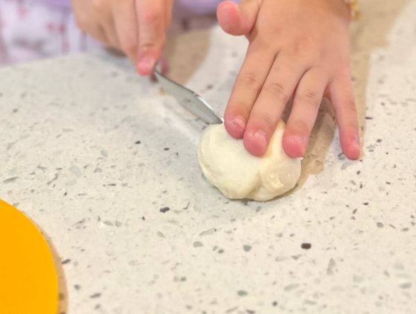 自行創作圖案，過於精細的部分可以等蒸完後再用巧克力筆畫