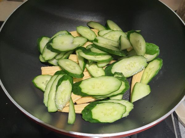 黃瓜切片，跟玉米筍先炒，
加點水，滾一下。