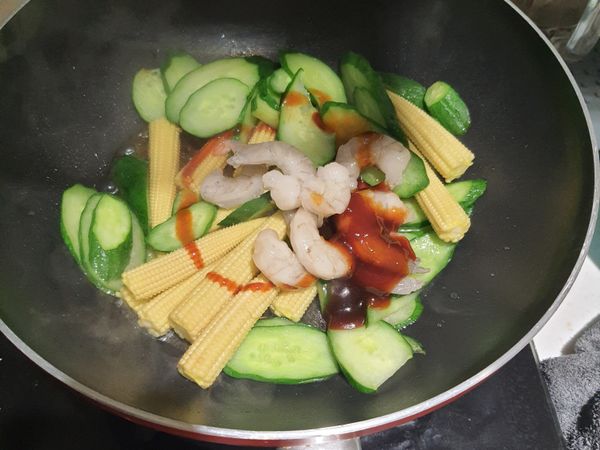 等水收乾後，加入蝦子和烤肉醬，在加點水下去翻炒，等食物上色就可以起鍋了。