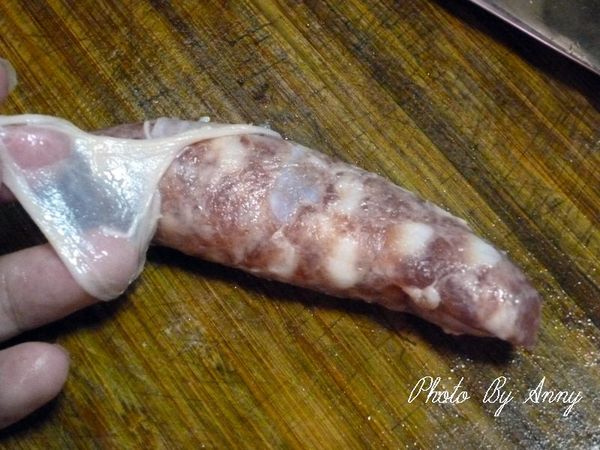 將香腸去除表面膜衣，剁碎放入容器中~
