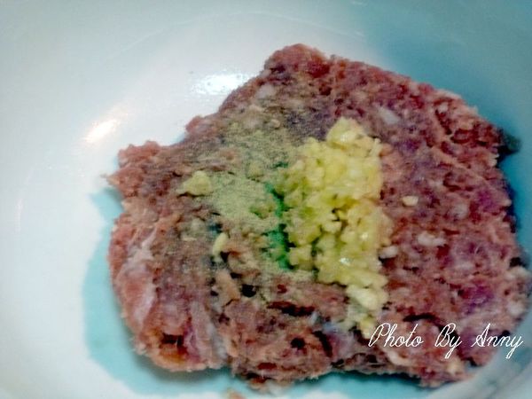 再加入絞肉、蒜末、太白粉、胡椒粉，用手拌均勻，然後摔打出筋性，備用~