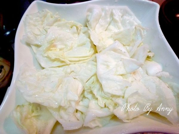 取一蒸盤，將大白菜鋪約8分滿~