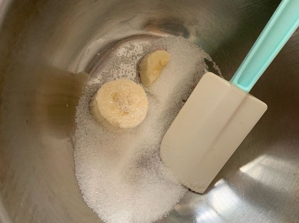 將香蕉搗成泥，加入砂糖再加玄米油