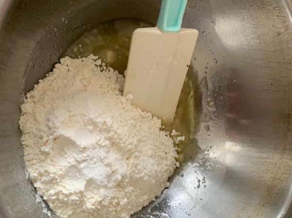 加低筋麵粉、泡打粉