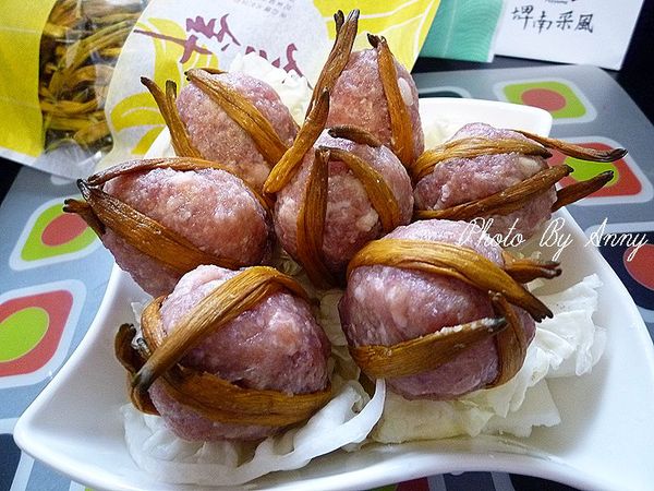 將蛋丸子擺在大白菜上，淋上柴魚汁高湯~