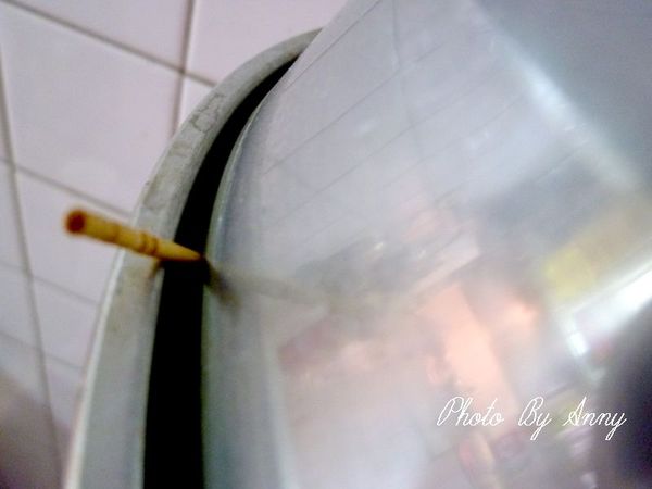 放入電鍋中，外鍋放入一杯水蒸煮至跳起既可~
ps:鍋子記得要用牙籤留下縫隙，這樣水蒸氣就不會流入食物中喔!!