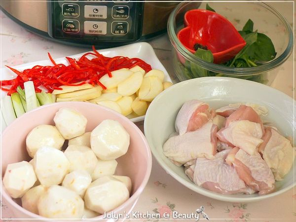 準備食材：[主食材]里芋、雞腿肉
[佐料]花椒粒、薑片、蔥段、蒜片、辣椒絲、九層塔