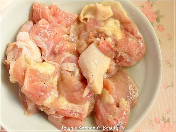 雞腿肉切適當大小，加入米酒、花椒粉、白胡椒粉醃10分鐘