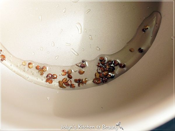 鍋中放油，加入花椒爆香後，撈起花椒