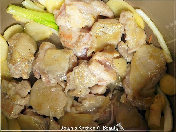 將[主食材]雞腿肉（皮朝下）蓋鍋蓋4分鐘 &amp; 開蓋將雞腿肉翻面再蓋4分鐘