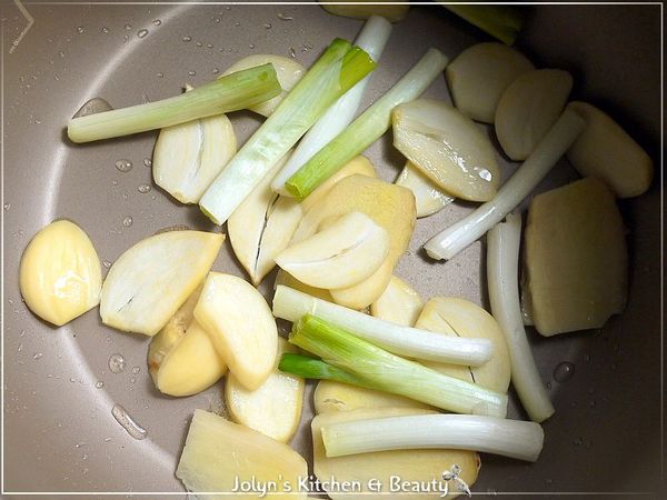 加入[佐料]蔥段、薑片、蒜片爆香