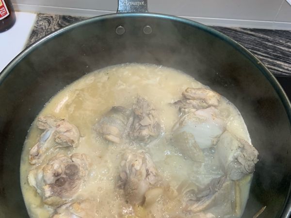 加入米酒淹過雞肉即可，大火燒，約10-15分鐘